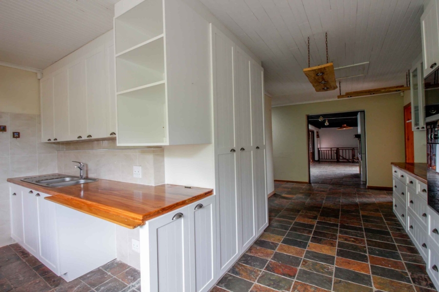 5 Bedroom Property for Sale in Paradise Beach Eastern Cape
